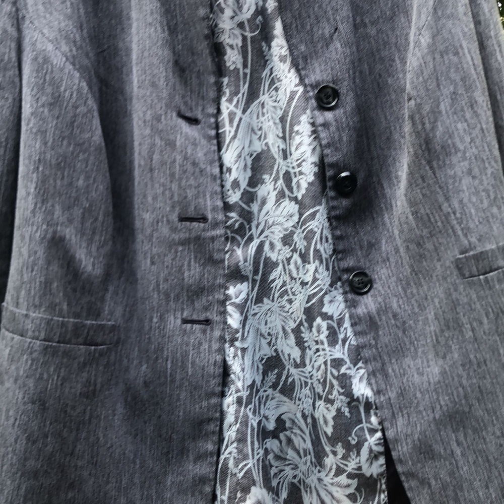 EMILY 18 W BLAZER JACKET GRAY Pit to Pit 23 1/2" Preworn top button is uneven - Picture 5 of 12